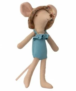 Maileg Mom Is Smiling In Her Beach Cabin Toy