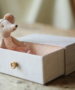 Maileg Dance Mouse on Daybed